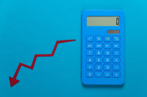 Kalkulator I Czerwona Strzałka Spadek. Wykres Upadku Spada. Recesja Gospodarcza, Kryzys