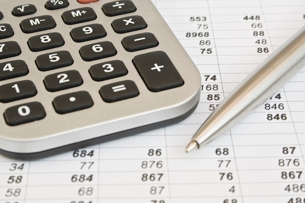 Zdjęcie kalkulator i długopis na dokumentach biznesowych
