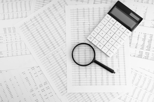 Kalkulator i szkło powiększające na dokumentach finansowych Koncepcja finansowa i biznesowa