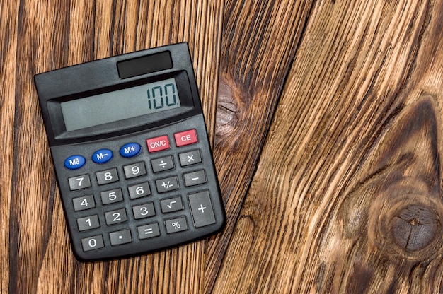 Kalkulator na drewnianym tle
