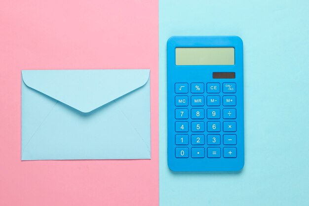Kalkulator z kopertą na różowo-niebieskim pastelu