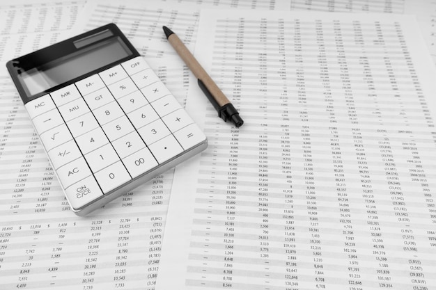 Kalkulator z piórem na sprawozdaniu finansowym Koncepcja finansowa
