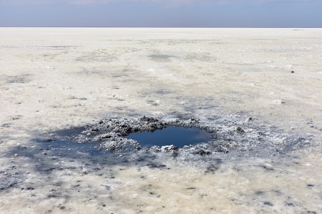 Zdjęcie kałuża z krystalizowanej soli i naturalnego błota mineralnego