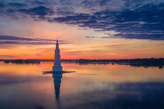 Zdjęcie kalyazin rosja dzwonnica katedry św. mikołaja znana jako zalana dzwonnica widok z lotu ptaka