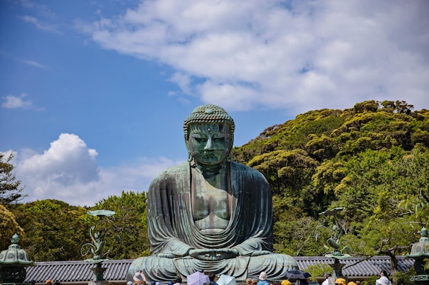 Zdjęcie kamakura, japonia maj-16, 2019: wielki posąg buddy w buddyjskiej świątyni kotoku-in w kamakura, japonia.