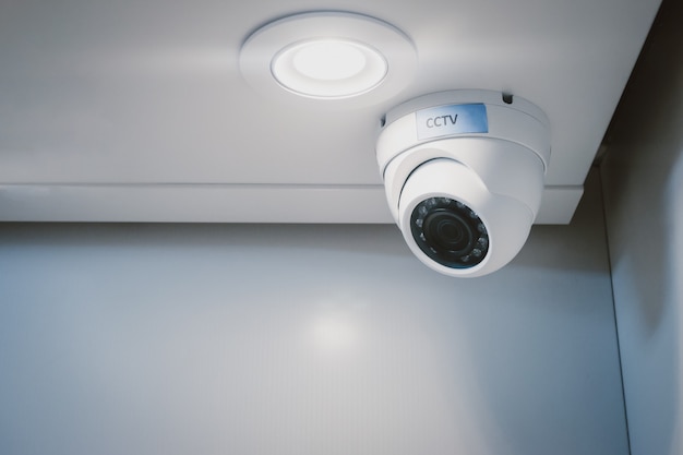 Kamera bezpieczeństwa CCTV na ścianie w domowym biurze do nadzoru nadzoru systemu straży domowej.