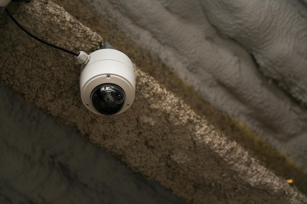 Kamera bezpieczeństwa ucieleśnia czujność, nowoczesny monitoring, obawy dotyczące prywatności i czujne społeczeństwo