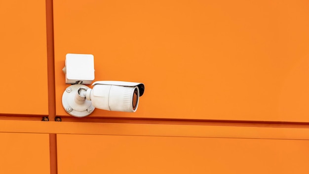 Kamera CCTV na elewacji domu. Kamera do ochrony bezpieczeństwa i porządku publicznego.
