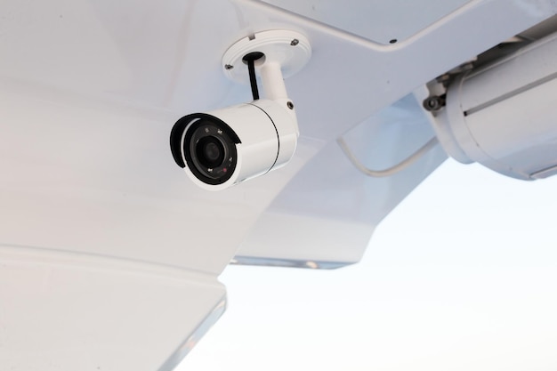 Kamera CCTV na kadłubie drogiego jachtu motorowego Kamera CCTV biała na białym korpusie