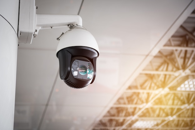 Zdjęcie kamera cctv wisi na dachu