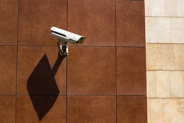 Kamera CCTV zainstalowana w galerii handlowej z brązowymi płytkami w celu monitorowania bezpieczeństwa na parkingu