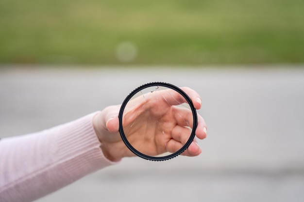 Zdjęcie kamera dslr z uszkodzonym szkłem ochronnym dla obiektywu pęknięty filtr fotograficzny