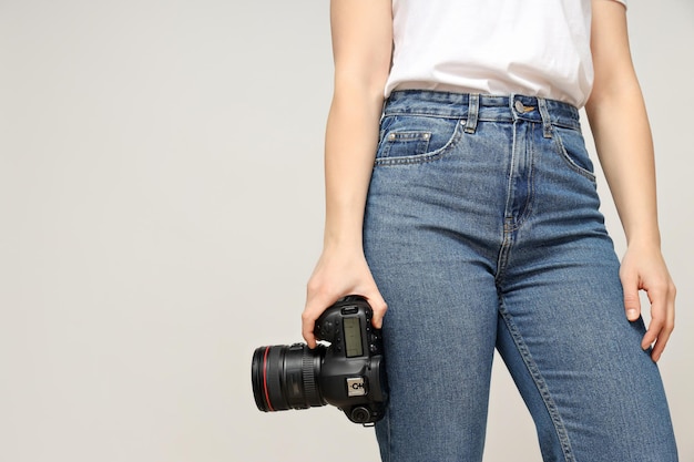 Kamera fotografa w rękach w studiu fotograficznym