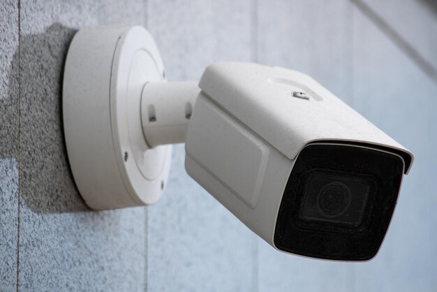 Zdjęcie kamera monitorująca na ścianie na zewnątrz obserwacja wideo w nowoczesnym domu