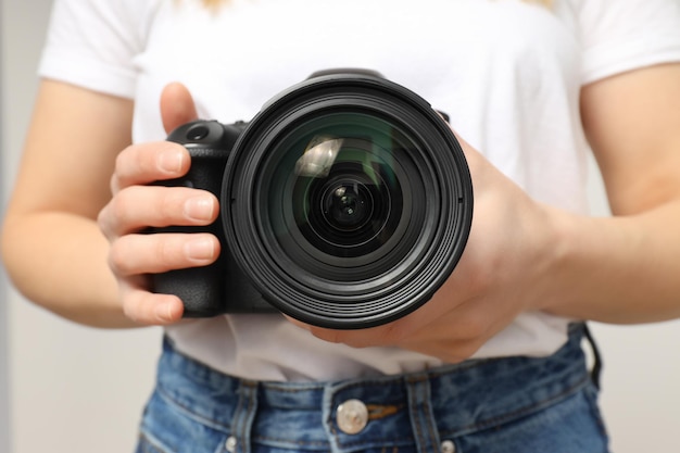 Kamera profesjonalnego fotografa w studiu fotograficznym