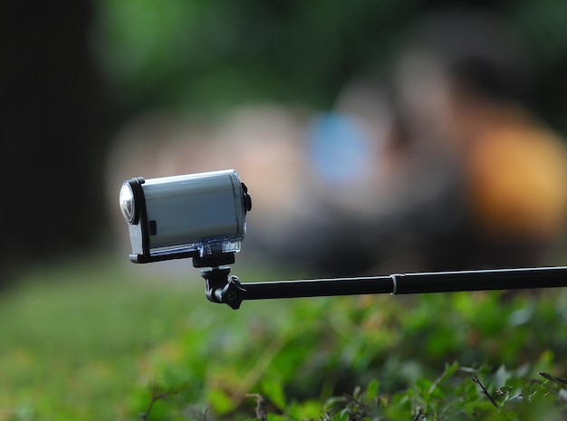 Zdjęcie kamera wideo na kijku do selfie na zewnątrz