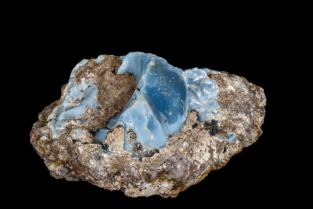 Kamień makro Opal mineralny w skale na czarnym tle z bliska