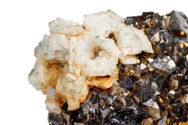Kamień mineralny makro Arsenopiryt na białym tle