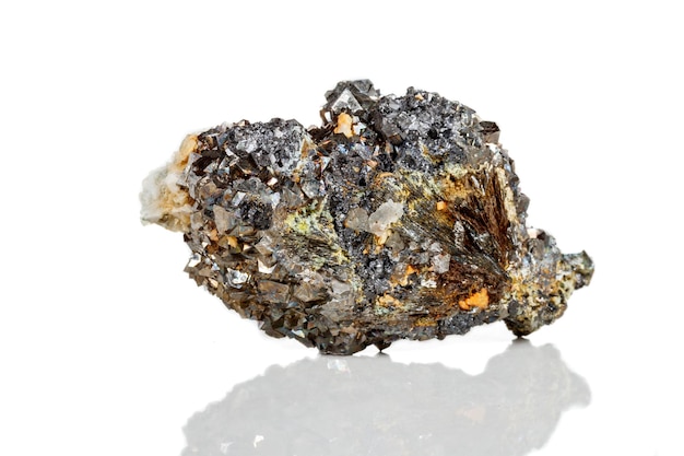 Kamień mineralny makro Arsenopiryt na białym tle