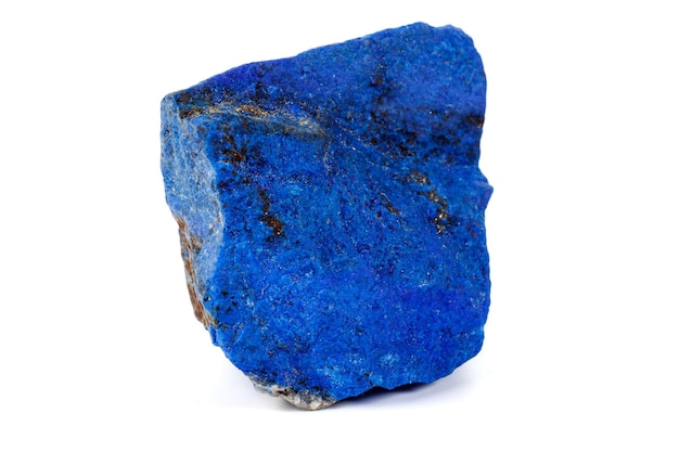 Kamień mineralny Makro Azuryt z wstawkami z pirytu na białym tle