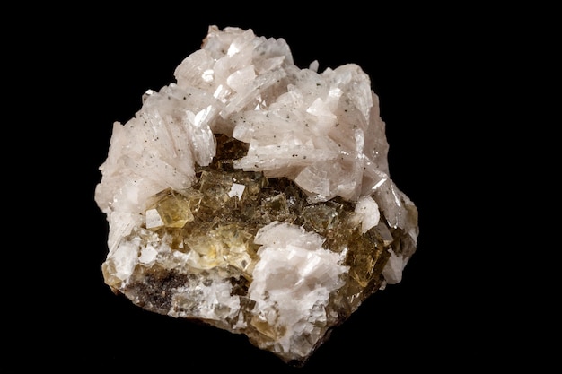Kamień mineralny makro Baryta na fluorycie na czarnym tle