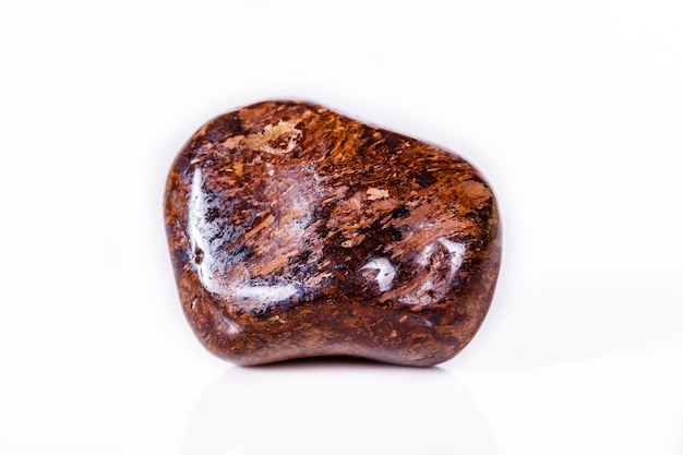 Kamień mineralny makro Brąz na białym tle
