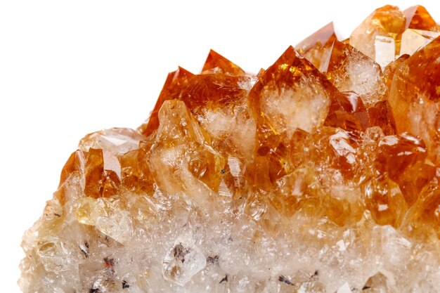 Zdjęcie kamień mineralny makro cytryn w skale w kryształach na białym tle