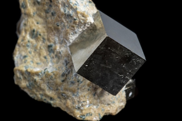 Kamień mineralny makro Piryt na czarnym tle