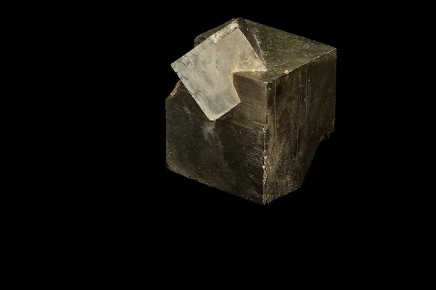 Kamień mineralny makro Piryt na czarnym tle