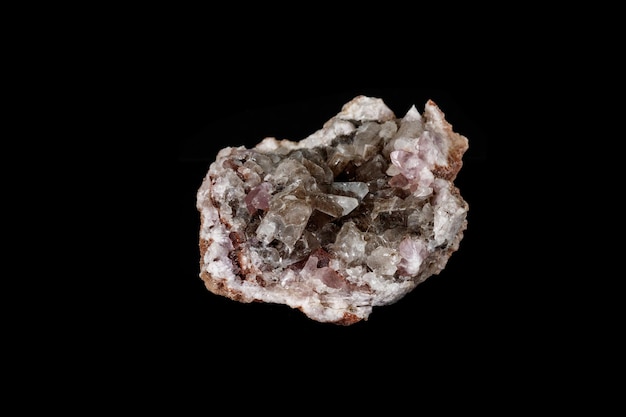 Kamień mineralny makro Różowy Ametyst na czarnym tle