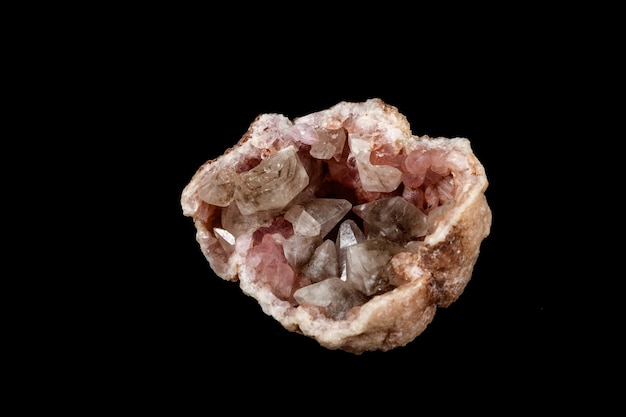 Kamień mineralny makro Różowy Ametyst na czarnym tle
