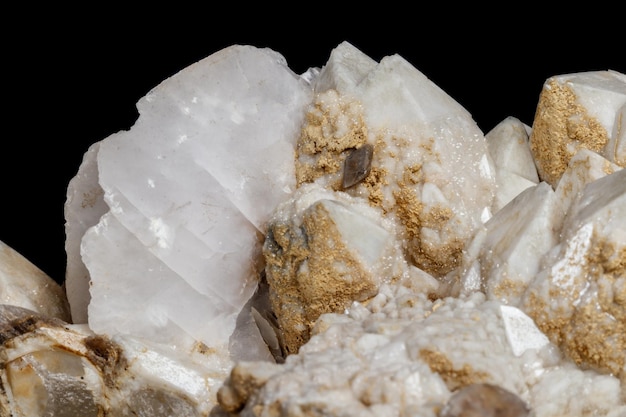 Kamień mineralny makro Śnieżny kwarc z kalcytem na czarnym tle