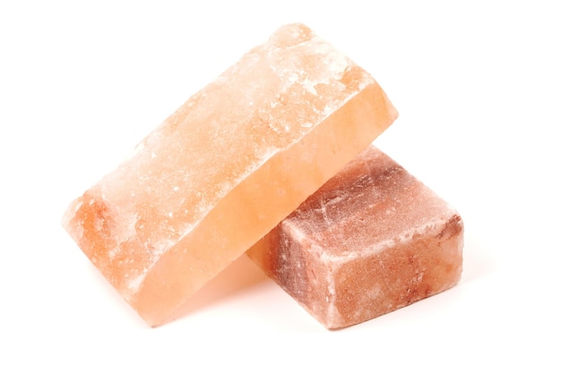 Kamień soli himalajskiej, blok kryształu naturalnej różowej soli wyizolowanego na białym tle