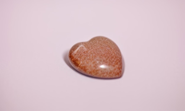 kamień w kształcie serca na prostym tle na walentynki