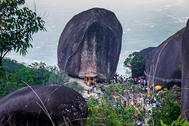 Kamień z śladem Pana Buddy w Khitchakut góra Chanthaburi Tajlandia.