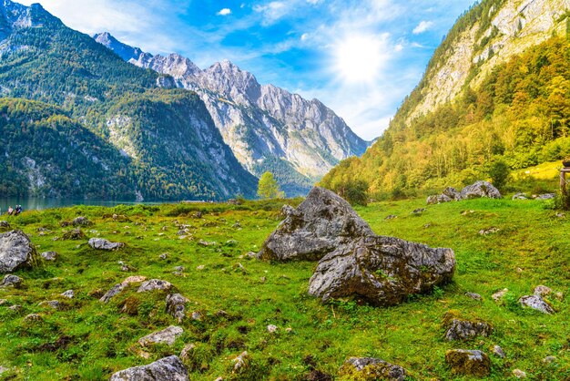 Kamienie głazowe w Koenigssee Konigsee Park Narodowy Berchtesgaden Bawaria Niemcy