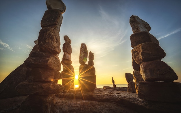 Kamienie górują na Samed wyspie w Tajlandia z wschodem słońca na plaży.