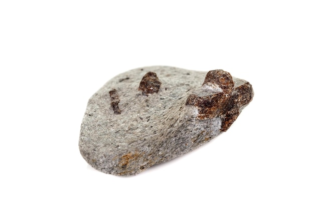 Kamienie mineralne makro Staurolite na białym tle