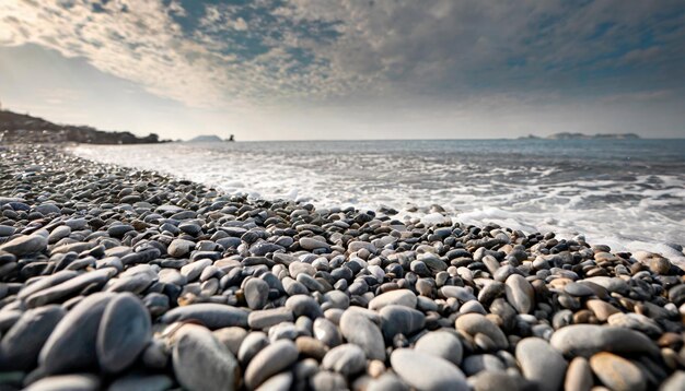 Kamienie na brzegu morza Szare gładkie kamienie na plaży