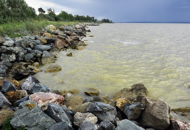 Kamienie na brzegu zbiornika Nowosybirsk