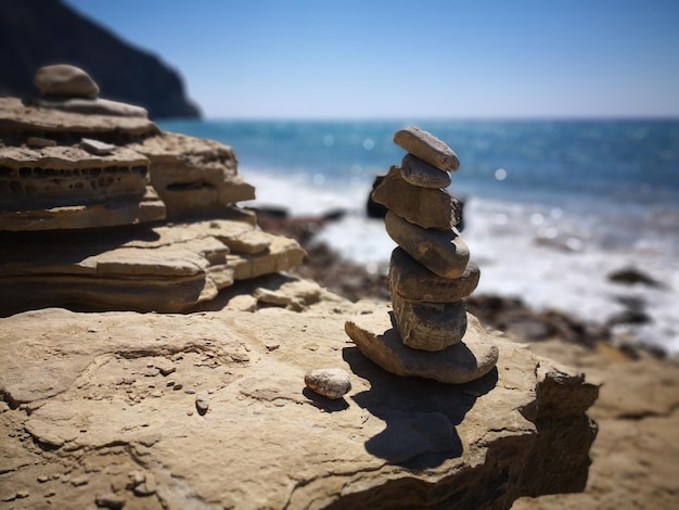 Zdjęcie kamienie ułożone na skałach na plaży