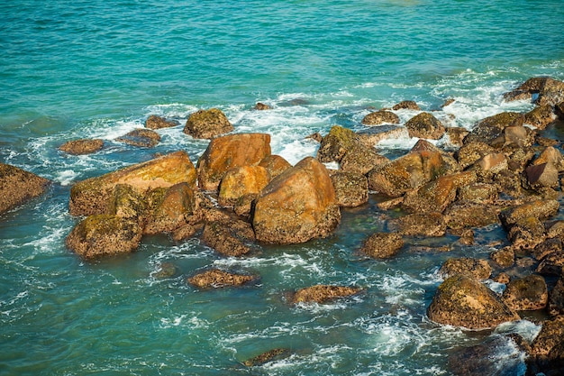 Kamienie wystające z wody morskiej