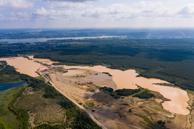 Kamieniołom surowców naturalnych w środku lasu z lotu ptaka