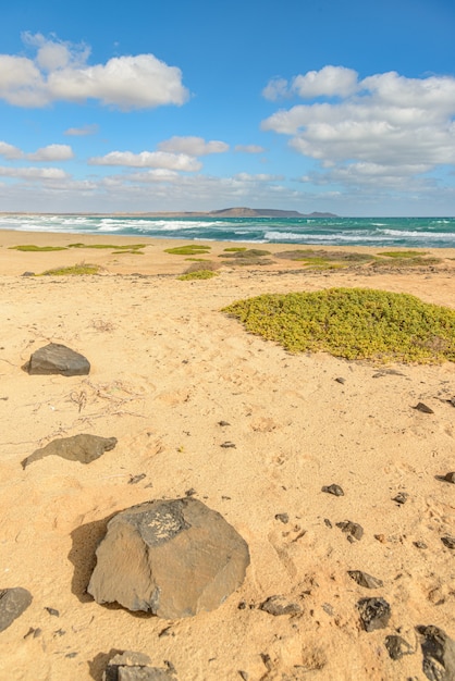 kamienista piaszczysta plaża na Wyspach Zielonego Przylądka
