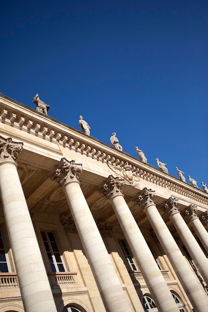 Kamienna fasada i kolumny opery w Bordeaux we Francji