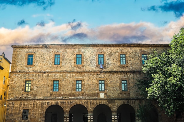 Kamienna fasada Muzeum Archeologicznego Nafplio w Grecji na placu Syntagma