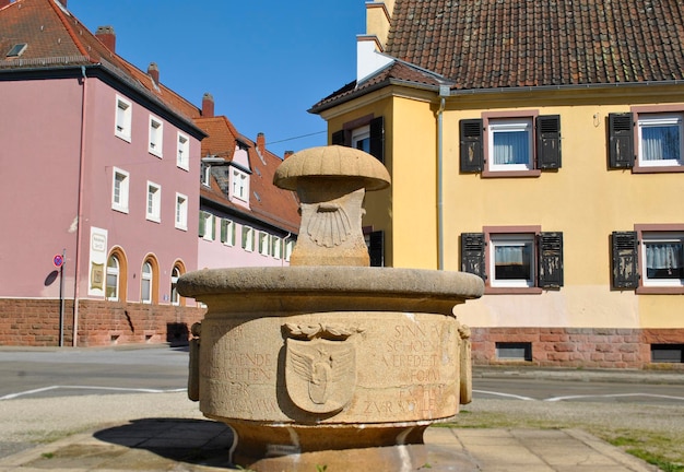 Zdjęcie kamienna fontanna z grzybem