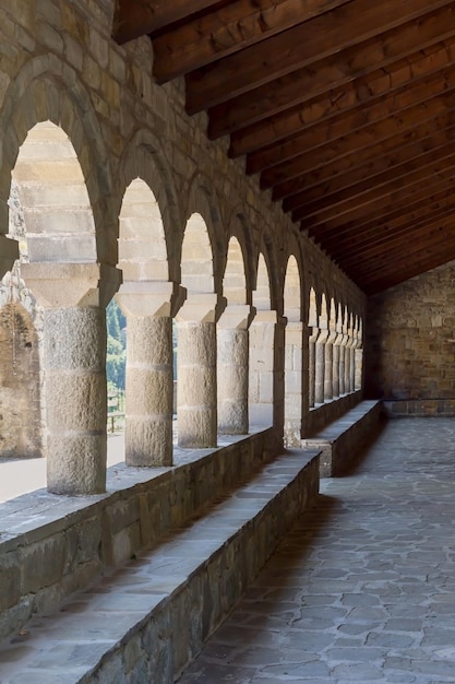 Kamienna kolumnada przy wejściu do wiejskiego kościoła we wsi Melisourgoi Grecja góry Pindos region Tzoumerka
