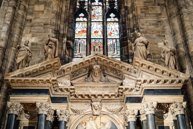 Kamienna osłona nad freskami pod witrażami w duomo mediolan we włoszech