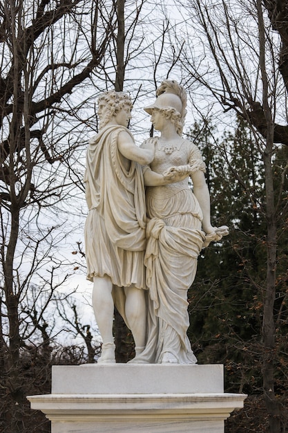 Kamienna rzeźba dwóch osób i jednej o dwóch twarzach zdobiących ogrody pałacu Schönbrunn,